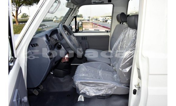 Acheter Import Voiture Toyota Land Cruiser Blanc à Import - Dubai, Central Acheter Import Voiture Toyota Land Cruiser Blanc à Import - Dubai, Central