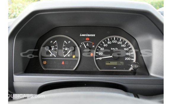 Acheter Import Voiture Toyota Land Cruiser Blanc à Import - Dubai, Central Acheter Import Voiture Toyota Land Cruiser Blanc à Import - Dubai, Central