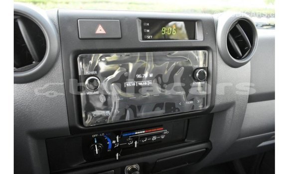 Acheter Import Voiture Toyota Land Cruiser Blanc à Import - Dubai, Central Acheter Import Voiture Toyota Land Cruiser Blanc à Import - Dubai, Central