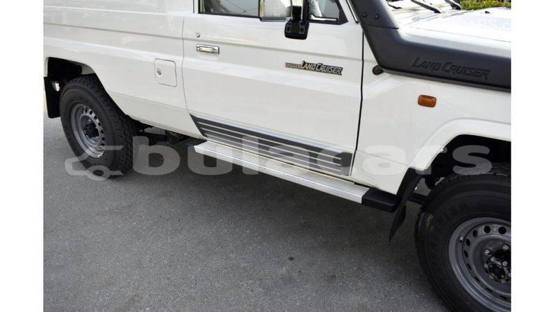 Big with watermark toyota land cruiser central import dubai 5793