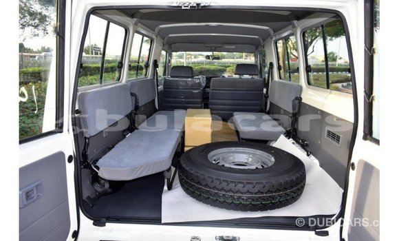 Acheter Import Voiture Toyota Land Cruiser Blanc à Import - Dubai, Central Acheter Import Voiture Toyota Land Cruiser Blanc à Import - Dubai, Central