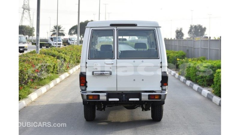 Big with watermark toyota land cruiser central import dubai 5793