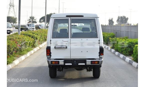 Acheter Import Voiture Toyota Land Cruiser Blanc à Import - Dubai, Central Acheter Import Voiture Toyota Land Cruiser Blanc à Import - Dubai, Central