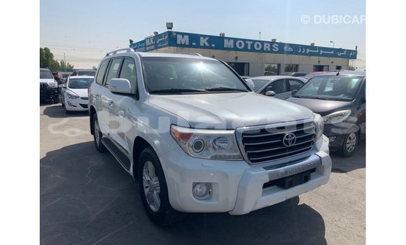 Acheter Import Voiture Toyota Land Cruiser Blanc à Import - Dubai, Central Acheter Import Voiture Toyota Land Cruiser Blanc à Import - Dubai, Central