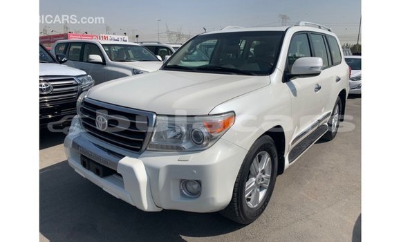 Acheter Import Voiture Toyota Land Cruiser Blanc à Import - Dubai, Central Acheter Import Voiture Toyota Land Cruiser Blanc à Import - Dubai, Central