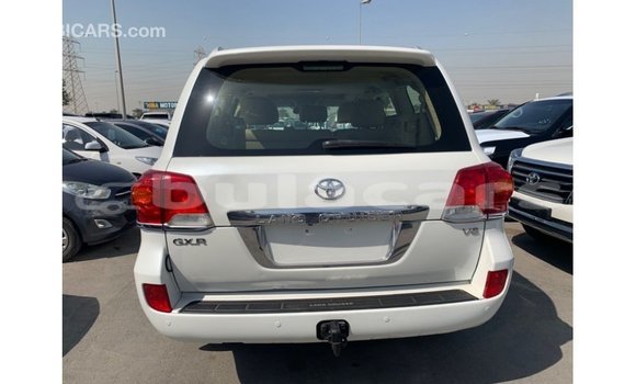 Acheter Import Voiture Toyota Land Cruiser Blanc à Import - Dubai, Central Acheter Import Voiture Toyota Land Cruiser Blanc à Import - Dubai, Central
