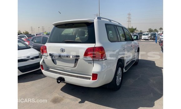 Acheter Import Voiture Toyota Land Cruiser Blanc à Import - Dubai, Central Acheter Import Voiture Toyota Land Cruiser Blanc à Import - Dubai, Central