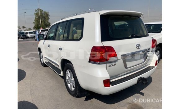 Acheter Import Voiture Toyota Land Cruiser Blanc à Import - Dubai, Central Acheter Import Voiture Toyota Land Cruiser Blanc à Import - Dubai, Central