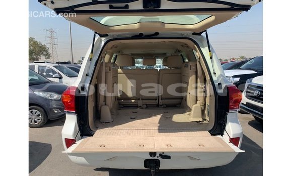 Acheter Import Voiture Toyota Land Cruiser Blanc à Import - Dubai, Central Acheter Import Voiture Toyota Land Cruiser Blanc à Import - Dubai, Central
