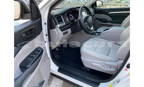 Buy Import Toyota Highlander White Car in Import - Dubai in Central Buy Import Toyota Highlander White Car in Import - Dubai in Central