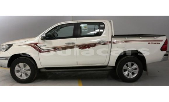 Acheter Import Voiture Toyota Hilux Blanc à Import - Dubai, Central Acheter Import Voiture Toyota Hilux Blanc à Import - Dubai, Central