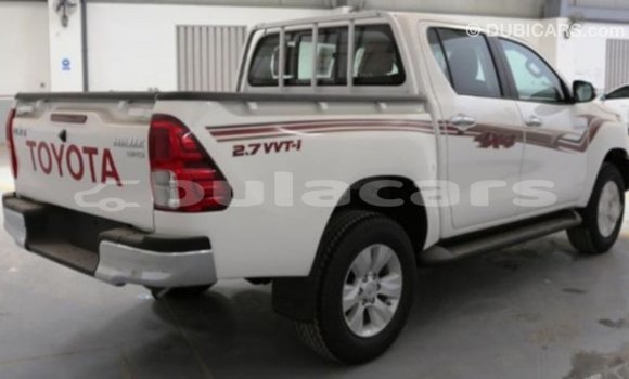 Acheter Import Voiture Toyota Hilux Blanc à Import - Dubai, Central Acheter Import Voiture Toyota Hilux Blanc à Import - Dubai, Central