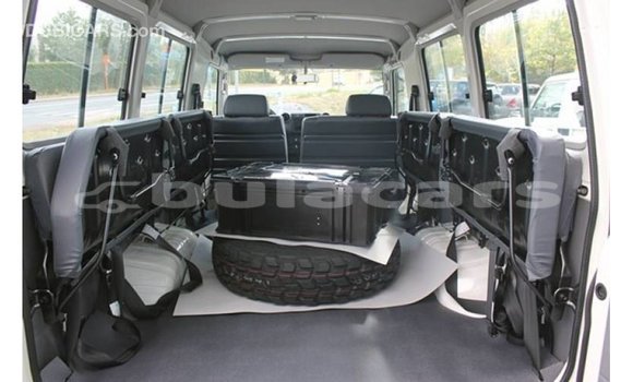 Buy Import Toyota Land Cruiser White Car in Import - Dubai in Central Buy Import Toyota Land Cruiser White Car in Import - Dubai in Central