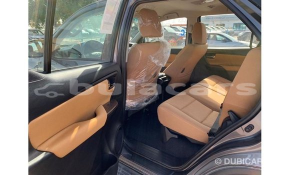 Acheter Import Voiture Toyota Fortuner Gris à Import - Dubai, Central Acheter Import Voiture Toyota Fortuner Gris à Import - Dubai, Central