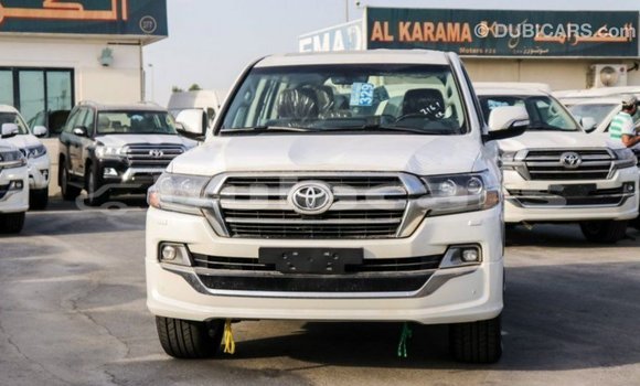 Acheter Import Voiture Toyota Land Cruiser Blanc à Import - Dubai, Central Acheter Import Voiture Toyota Land Cruiser Blanc à Import - Dubai, Central
