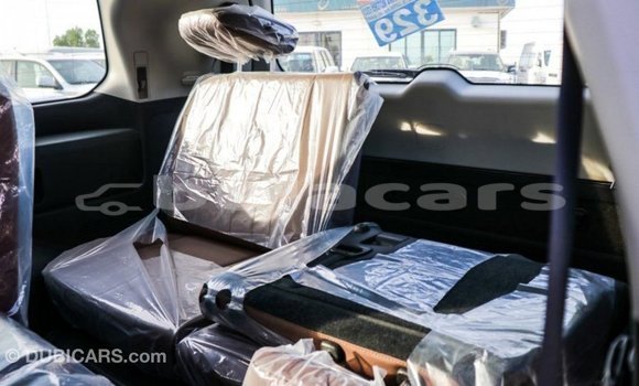 Acheter Import Voiture Toyota Land Cruiser Blanc à Import - Dubai, Central Acheter Import Voiture Toyota Land Cruiser Blanc à Import - Dubai, Central