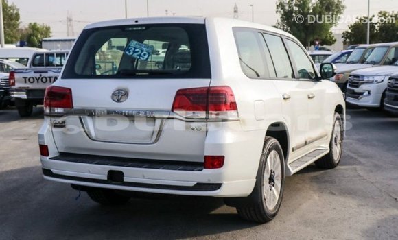 Acheter Import Voiture Toyota Land Cruiser Blanc à Import - Dubai, Central Acheter Import Voiture Toyota Land Cruiser Blanc à Import - Dubai, Central