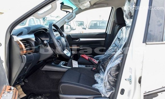 Acheter Import Voiture Toyota Hilux Blanc à Import - Dubai, Central Acheter Import Voiture Toyota Hilux Blanc à Import - Dubai, Central