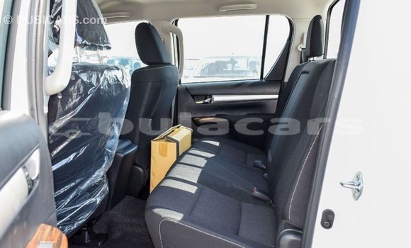 Acheter Import Voiture Toyota Hilux Blanc à Import - Dubai, Central Acheter Import Voiture Toyota Hilux Blanc à Import - Dubai, Central