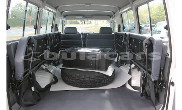 Buy Import Toyota Land Cruiser White Car in Import - Dubai in Central Buy Import Toyota Land Cruiser White Car in Import - Dubai in Central