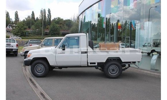 Buy Import Toyota Land Cruiser White Car in Import - Dubai in Central Buy Import Toyota Land Cruiser White Car in Import - Dubai in Central