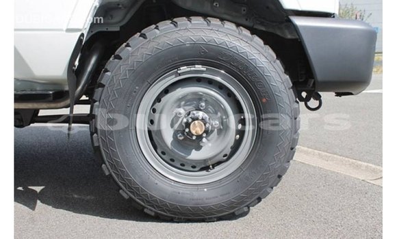 Buy Import Toyota Land Cruiser White Car in Import - Dubai in Central Buy Import Toyota Land Cruiser White Car in Import - Dubai in Central