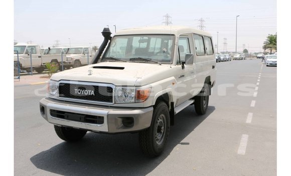 Acheter Import Voiture Toyota Land Cruiser Blanc à Import - Dubai, Central Acheter Import Voiture Toyota Land Cruiser Blanc à Import - Dubai, Central