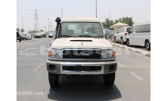 Acheter Import Voiture Toyota Land Cruiser Blanc à Import - Dubai, Central Acheter Import Voiture Toyota Land Cruiser Blanc à Import - Dubai, Central