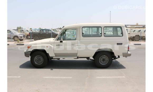 Acheter Import Voiture Toyota Land Cruiser Blanc à Import - Dubai, Central Acheter Import Voiture Toyota Land Cruiser Blanc à Import - Dubai, Central