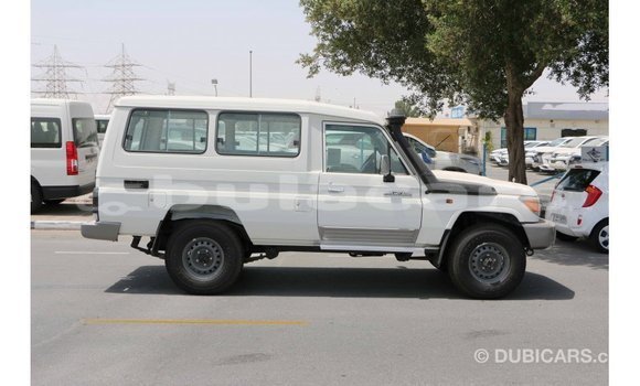 Acheter Import Voiture Toyota Land Cruiser Blanc à Import - Dubai, Central Acheter Import Voiture Toyota Land Cruiser Blanc à Import - Dubai, Central