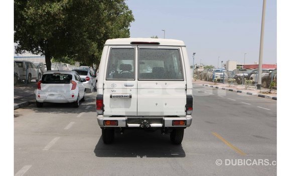 Acheter Import Voiture Toyota Land Cruiser Blanc à Import - Dubai, Central Acheter Import Voiture Toyota Land Cruiser Blanc à Import - Dubai, Central