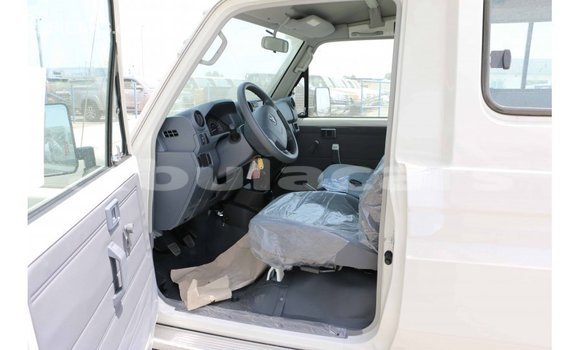 Acheter Import Voiture Toyota Land Cruiser Blanc à Import - Dubai, Central Acheter Import Voiture Toyota Land Cruiser Blanc à Import - Dubai, Central