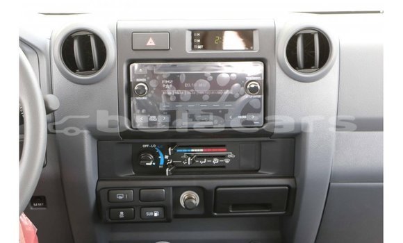 Acheter Import Voiture Toyota Land Cruiser Blanc à Import - Dubai, Central Acheter Import Voiture Toyota Land Cruiser Blanc à Import - Dubai, Central