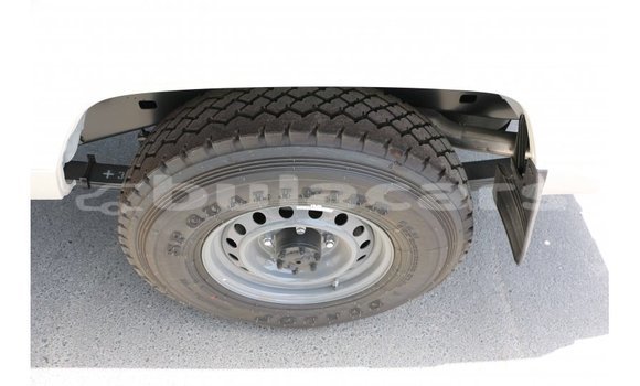 Acheter Import Voiture Toyota Land Cruiser Blanc à Import - Dubai, Central Acheter Import Voiture Toyota Land Cruiser Blanc à Import - Dubai, Central