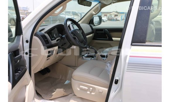Acheter Import Voiture Toyota Land Cruiser Blanc à Import - Dubai, Central Acheter Import Voiture Toyota Land Cruiser Blanc à Import - Dubai, Central