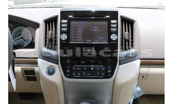 Acheter Import Voiture Toyota Land Cruiser Blanc à Import - Dubai, Central Acheter Import Voiture Toyota Land Cruiser Blanc à Import - Dubai, Central