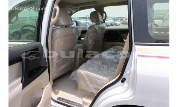 Acheter Import Voiture Toyota Land Cruiser Blanc à Import - Dubai, Central Acheter Import Voiture Toyota Land Cruiser Blanc à Import - Dubai, Central