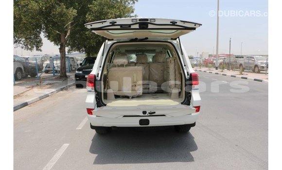 Acheter Import Voiture Toyota Land Cruiser Blanc à Import - Dubai, Central Acheter Import Voiture Toyota Land Cruiser Blanc à Import - Dubai, Central