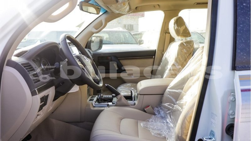 Big with watermark toyota land cruiser central import dubai 5979
