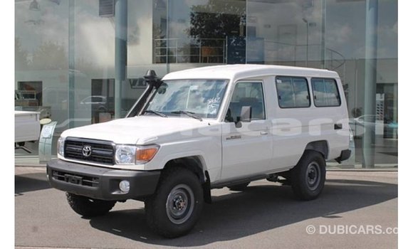 Acheter Import Voiture Toyota Land Cruiser Blanc à Import - Dubai, Central Acheter Import Voiture Toyota Land Cruiser Blanc à Import - Dubai, Central