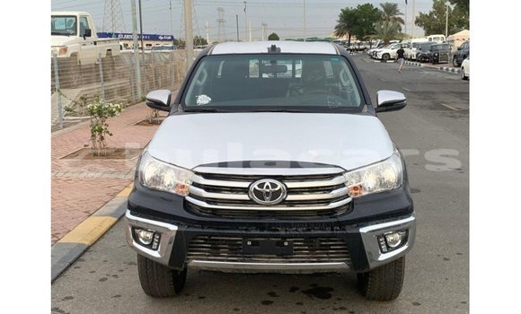 Acheter Import Voiture Toyota Hilux Noir à Import - Dubai, Central Acheter Import Voiture Toyota Hilux Noir à Import - Dubai, Central