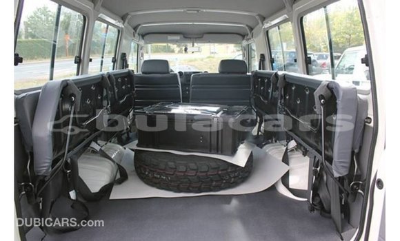 Acheter Import Voiture Toyota Land Cruiser Blanc à Import - Dubai, Central Acheter Import Voiture Toyota Land Cruiser Blanc à Import - Dubai, Central