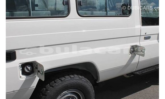 Acheter Import Voiture Toyota Land Cruiser Blanc à Import - Dubai, Central Acheter Import Voiture Toyota Land Cruiser Blanc à Import - Dubai, Central