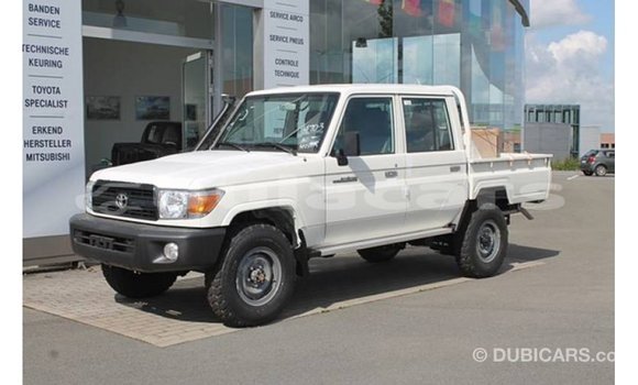 Acheter Import Voiture Toyota Land Cruiser Blanc à Import - Dubai, Central Acheter Import Voiture Toyota Land Cruiser Blanc à Import - Dubai, Central