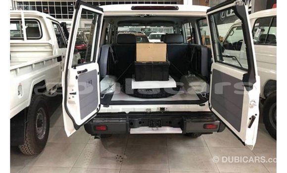 Acheter Import Voiture Toyota Land Cruiser Blanc à Import - Dubai, Central Acheter Import Voiture Toyota Land Cruiser Blanc à Import - Dubai, Central