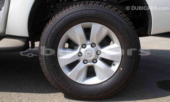 Acheter Import Voiture Toyota Hilux Blanc à Import - Dubai, Central Acheter Import Voiture Toyota Hilux Blanc à Import - Dubai, Central