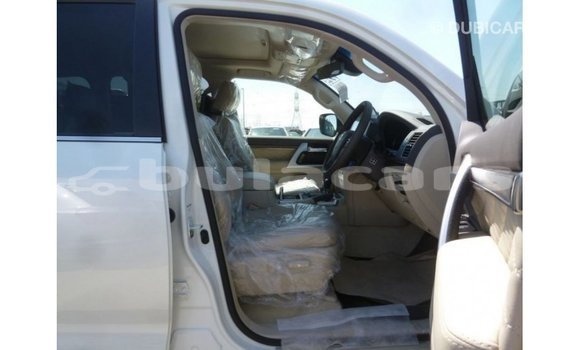Buy Import Toyota Land Cruiser White Car in Import - Dubai in Central Buy Import Toyota Land Cruiser White Car in Import - Dubai in Central