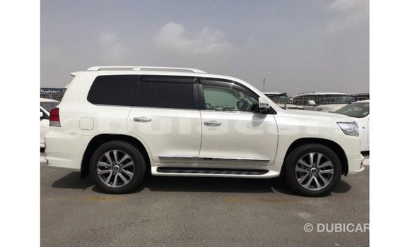 Acheter Import Voiture Toyota Land Cruiser Blanc à Import - Dubai, Central Acheter Import Voiture Toyota Land Cruiser Blanc à Import - Dubai, Central