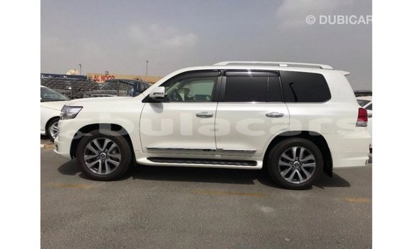 Acheter Import Voiture Toyota Land Cruiser Blanc à Import - Dubai, Central Acheter Import Voiture Toyota Land Cruiser Blanc à Import - Dubai, Central