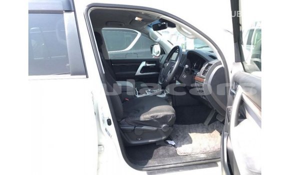 Buy Import Toyota Land Cruiser White Car in Import - Dubai in Central Buy Import Toyota Land Cruiser White Car in Import - Dubai in Central